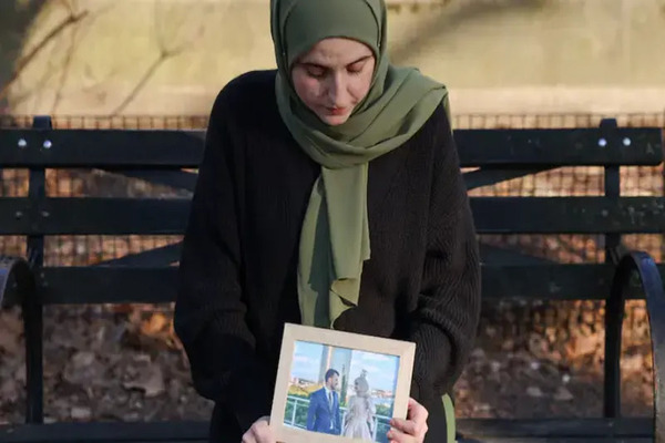 زوجة الناشط الفلسطيني محمود خليل (رويترز)